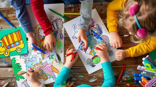 I bambini in età prescolare esplorano i colori con le pagine da colorare